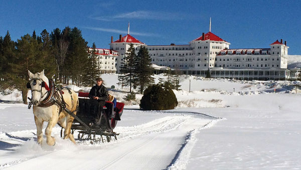 Если позволяет снежный покров, гости курортного спа-отеля Omni Mount Washington в Нью-Гэмпшире могут покататься на санях.