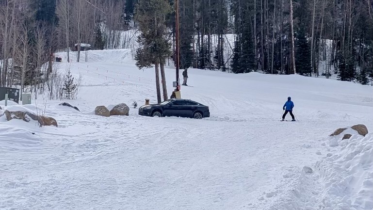 Хэтчбек Audi застрял в снегу у подножия лыжной трассы в Колорадо на курорте Кистоун из-за неправильного направления GPS