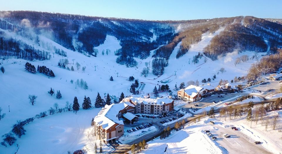 Holiday Valley - это нью -йоркский жемчужина для любителей лыж.