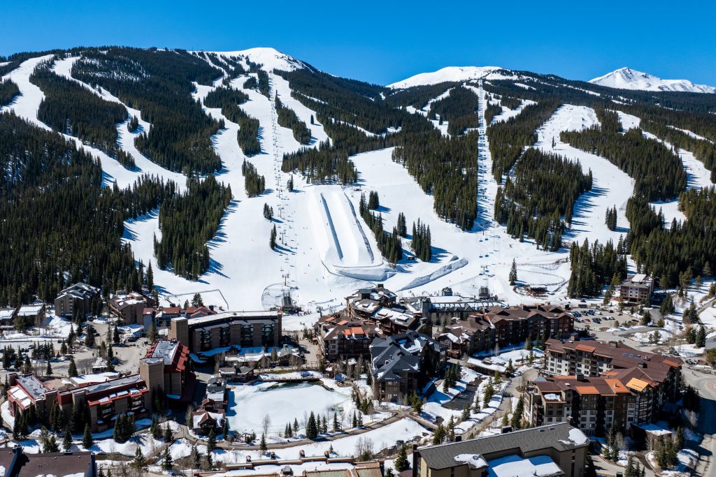 Ложа вновь открывается в Copper Mountain Resort после эвакуации