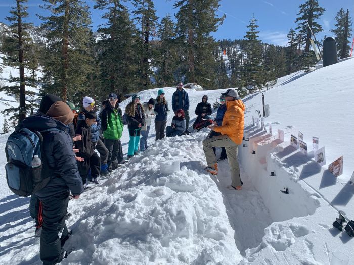 Tahoe Snowshoe Trek берет класс на улице