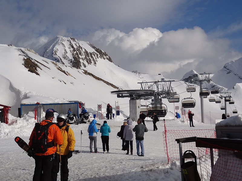 Upper station of the gondola lift in the Gornaya Karusel ski complex. Wikipedia, user Ivanaivanova. CC BY-SA 3.0