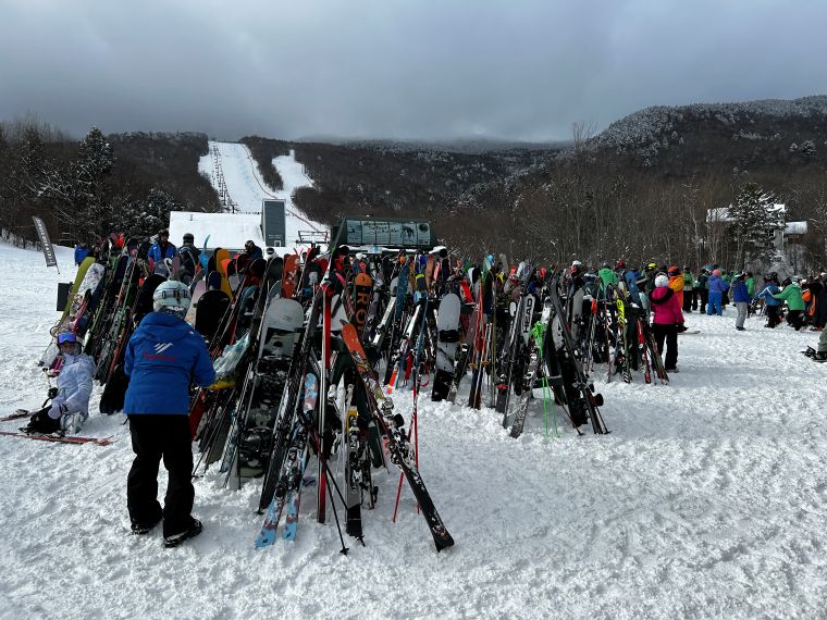 Sugarbush North. Ski Vermont поощряет лыжников узнать о безопасности снега