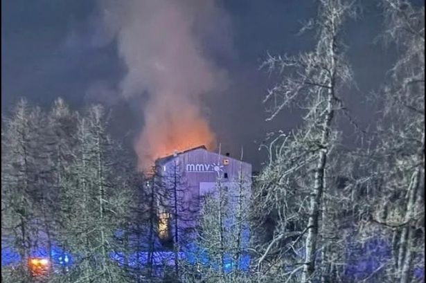 Более 90 пожарных и 40 пожарных транспортных средств сражались с пламенем возле Альбервилля во французских Альпах